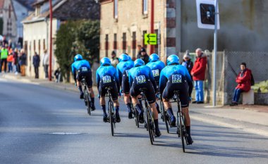 Montereau, Fransa - 05 Mart 2023: Astana Kazakistan Takımı 'nın Paris-Nice 2023 yıllarındaki takım zamanı deneme safhasındaki manzarası. 