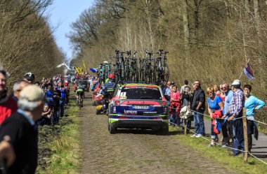 Wallers-Arenberg, Fransa - 12 Nisan 2015: Lampre-Merida Takımı 'nın arabası Paris-Roubaix bisiklet yarışı sırasında bisikletçilerin geçmesinden önce ünlü asfalt sektörü Arenberg uçurumunda (Trouee d' Arenberg) yol alır..