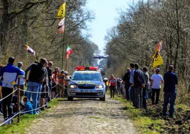 Wallers-Arenberg, Fransa - 12 Nisan 2015: Paris-Roubaix bisiklet yarışı sırasında bisikletçilerin geçişinden önce, Arenberg Gap (Trouee d 'Arenberg) adlı ünlü asfalt sektöründe resmi otomobil sürücüleri.