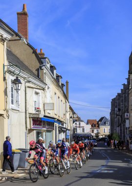 Bonneval, Fransa - 10 Ekim 2021: Paris-2021 yol bisikleti yarışı sırasında Bonneval 'da peloton sürmek.