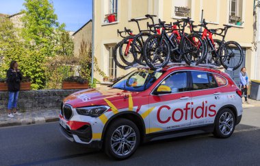Bonneval, Fransa - 10 Ekim 2021: Cofidis, Solutions Credits Team 'in arabası Paris-Tour 2021 karayolu bisiklet yarışı sırasında Bonneval' da sürüyor.