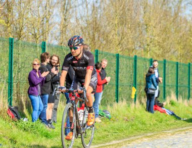 Carrefour de l 'Arbre, Fransa - 12 Nisan 2015: Alman bisikletçi, Bora' dan Ralf Matzka - Argon 18 Ekibi, 2015 Paris-Roubaix yarışı sırasında ünlü sektör Careffour de l 'Arbre' nin pelotonuna bindi.. 