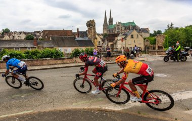 Chartres, Fransa - 11 Haziran 2023: The peloton ride during the stage 3 of Tour Eure-et-Loir 2023.