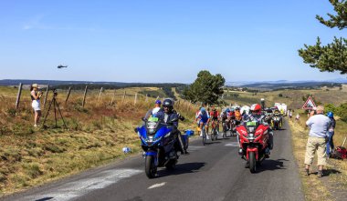 Cote de la Fage, Fransa - 16 Temmuz 2022: The peloton ride on Cote de la Fage in Cevennes Mountains during the 14th of Le Tour de France 2022