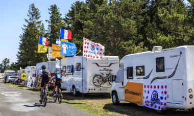 Cote de la Fage, Fransa - 16 Temmuz 2022: Le Tour de France 2022 'nin 14. safhasında Cevennes Dağları' ndaki Cote de la Fage 'in yol kenarında hayranları tarafından dekore edilmiş kamp arabalarının yanından geçen tanımlanamayan amatör bisikletçiler.