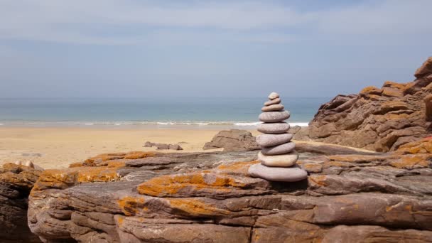 Wieża Skalna Skalistej Czerwonej Plaży Bretanii Północnej Francji — Wideo stockowe