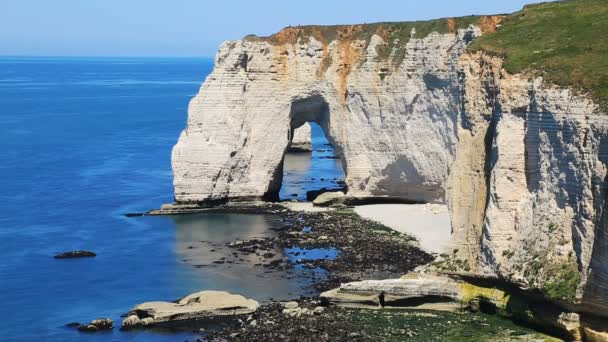 Blick Auf Den Manneporte Bogen Der Alabasterküste Der Normandie Nordfrankreich — Stockvideo