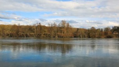 Baharda Paris 'ten Seine nehrinin görüntüsü.