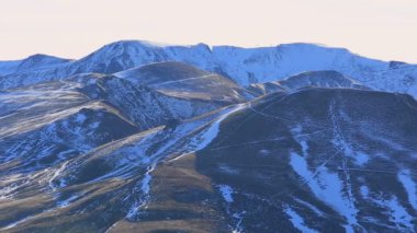 Orta Massif, Fransa 'da Puy de Sancy' nin soğuk bir sonbahar gününde volkanik bir rahatlama manzarası.