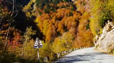 Aracın görüş açısı, sonbahar boyunca Pirenes Dağları 'nda bir yol tırmanışı sırasında çekilmiş..