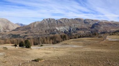Karsız bir kış boyunca Devoluy Massif 'ten tepe ve vadi manzarası.