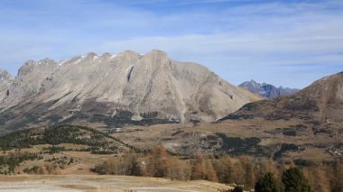 Karsız bir kış boyunca Devoluy Massif 'ten tepe ve vadi manzarası.