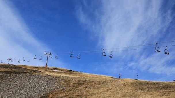 冬季没有雪的山区滑雪车的镜头 — 图库视频影像