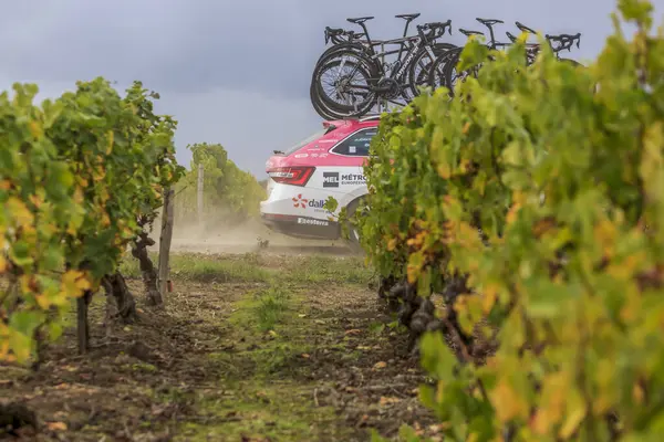 Noizay フランス 2020年10月11日 チームNatura4Ever Roubaix Lille Mtropoleの車はパリツアー2020中にブドウ畑で運転します — ストック写真