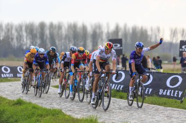 Brillon, Fransa - 09 Nisan 2023: Pleoton Paris-Roubaix 2023.