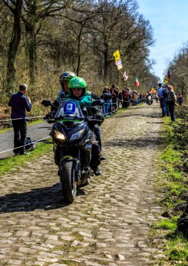 Wallers-Arenberg, Fransa - 12 Nisan 2015: Bir fotoğrafçının resmi bisikleti Paris-Roubaix bisiklet yarışı sırasında bisikletçilerin geçmesinden önce ünlü asfalt sektörü Arenberg 'e (Trouee d' Arenberg) gider..