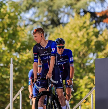  Chartres, Fransa - 08 Ekim 2023: Groupama 'dan İngiliz bisikletçi Lewis Askey FDJ Takımı Paris-Tours 2023 yol bisikleti yarışından önce takım sunumuna geldi. Lewis yarışı ikinci sırada bitirdi..