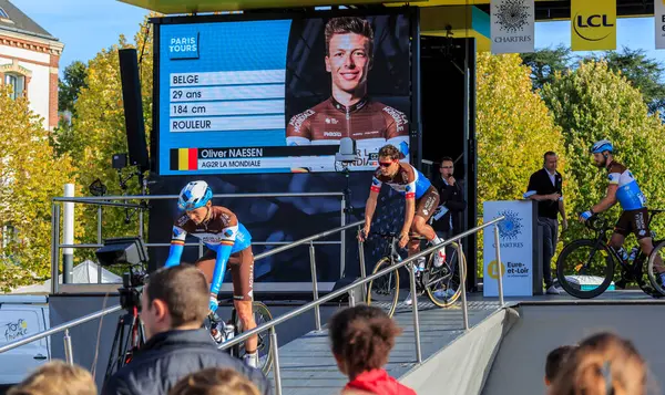2019年10月13日 法国巴黎 图尔2019年秋季自行车比赛 Paris Tours 2019 Ag2R Mondiale车队的瑞士自行车手Silvan Dillier从查尔斯的领奖台上下来 免版税图库照片