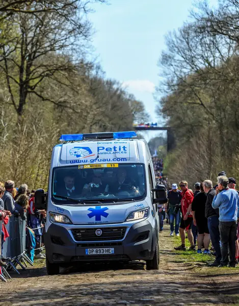 Wallers Arenberg França Abril 2015 Ambulância Oficial Dirige Famoso Setor Fotos De Bancos De Imagens
