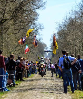Wallers-Arenberg, Fransa - 12 Nisan 2015: Bir fotoğrafçının resmi bisikleti Paris-Roubaix bisiklet yarışı sırasında bisikletçilerin geçmesinden önce ünlü asfalt sektörü Arenberg 'e (Trouee d' Arenberg) gider..