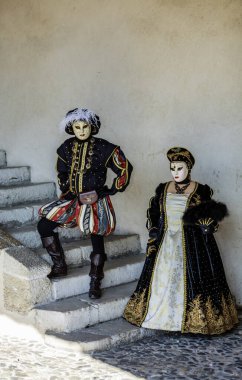 Annecy, Fransa, 16 Mart 2014: Annecy, Fransa, bir Venedik gerçek Venedik güzelliği kutluyor Karnaval sırasında poz portresi gizli bir çift,.