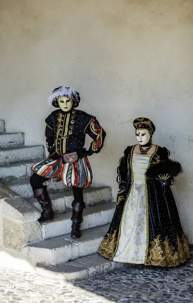 Annecy, Fransa, 16 Mart 2014: Annecy, Fransa, bir Venedik gerçek Venedik güzelliği kutluyor Karnaval sırasında poz portresi gizli bir çift,.