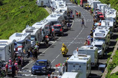 Pas de Peyrol, Fransa - 6 Temmuz 2016: 6 Temmuz 2016 'da Fransa Bisiklet Turu' nun 5. Aşaması sırasında Cantal 'da Pas de Pyerol (Puy Mary) yoluna çıkan geleneksel Sarı Bisiklet. 