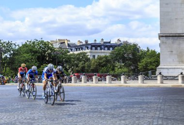 Paris, Fransa - 24 Temmuz 2016: kadınsı breakaway Champs Elysees de Paris La sahası ikinci baskı sırasında Le Tour de France 2016 tarafından sürme.