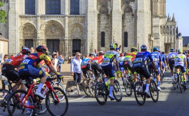 Chartres, Fransa - 08 Ekim 2023: Paris-Tours 2023 yol bisikleti yarışı sırasında Chartres Katedrali önünde peloton gezisi. 