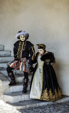 Annecy, Fransa, 16 Mart 2014: Annecy, Fransa, bir Venedik gerçek Venedik güzelliği kutluyor Karnaval sırasında poz portresi gizli bir çift,.