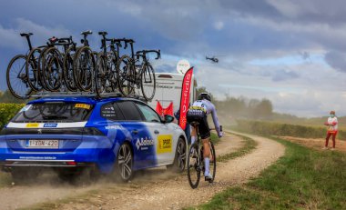 Noizay, Fransa - 11 Ekim 2020: Günışığı Takımı 'ndan Alman bisikletçi Martin Somon Paris-2020 turları sırasında üzüm bağlarında pelotona biniyor