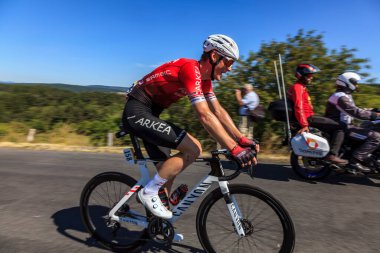 Cote de la Fage, Fransa - 16 Temmuz 2022: Arkea Samsiç takımından İngiliz bisikletçi Connor Swift, Fransa Bisiklet Turu 'nun 14.