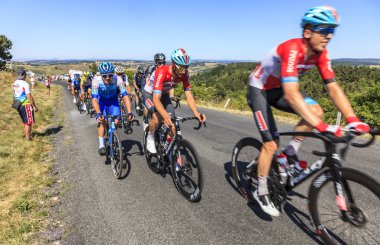 Cote de la Fage, Fransa - 16 Temmuz 2022: Cevennes Dağları 'ndaki Cote de la Fage' e tırmanan pelotonun görüntüsü