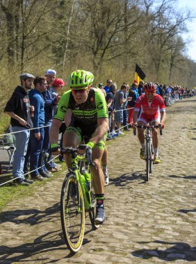 Wallers-Arenberg, Fransa - 12 Nisan 2015: 2015 Paris-Roubaix yarışı sırasında Arenberg Geçidi 'ne (Trouee d' Arenberg) üç bisikletçiden oluşan bir grubun resmi. 