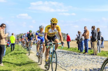 Carrefour de l 'Arbre, Fransa - 12 Nisan 2015: 2015 Paris-Roubaix yarışı sırasında ünlü sektör Careffour de l' Arbre 'nin pelotonunda yarışan Hollandalı bisikletçi Tom Leezer. 