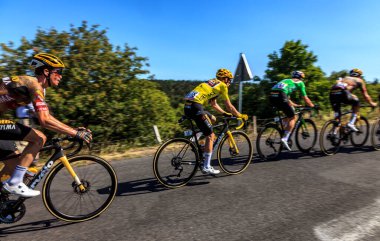 Cote de la Fage, Fransa - 16 Temmuz 2022: Fransa 14. Le Tour de France 2022 'de Cevennes Dağları' ndaki Cote de la Fage 'e binen Jumbo-Visma Takımı' nın (Sarı ve Yeşil Jersey dahil) görüntüsü