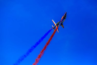 Chartres, Fransa - 24 Eylül 2023: Ünlü akrobatik devriye, Patrouille de France, Fransa 'nın merkezindeki Chartres' de düzenlenen bir hava gösterisi sırasında gökyüzünde gösteri yapıyor..