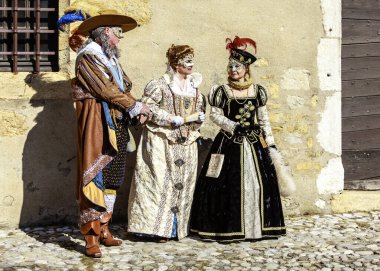 Annecy, Fransa, 16 Mart 2014: Gerçek Venedik 'in güzelliğini kutlayan Venedik Karnavalı sırasında Fransa' nın Annecy kentinde poz veren üç kılık değiştirmiş kişinin portresi.