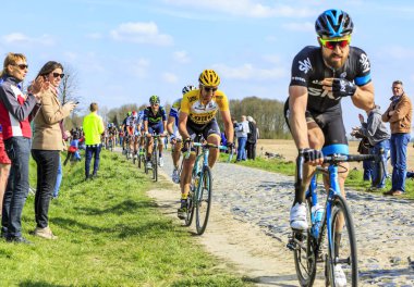 Carrefour de l 'Arbre, Fransa - 12 Nisan 2015: 2015 Paris-Roubaix yarışı sırasında ünlü sektör Careffour de l' Arbre 'nin pelotonunda yarışan Hollandalı bisikletçi Tom Leezer. 