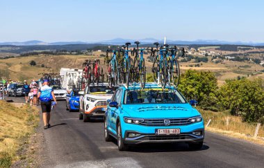 Cote de la Fage, Fransa - 16 Temmuz 2022: Fransa Bisiklet Turu 'nun 14. aşaması sırasında Cevennes Dağları' ndaki Cote de la Fage 'de dik bir yola çıkan teknik araçlar dizisi