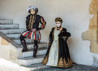 Annecy, Fransa, 16 Mart 2014: Annecy, Fransa, bir Venedik gerçek Venedik güzelliği kutluyor Karnaval sırasında poz portresi gizli bir çift,.