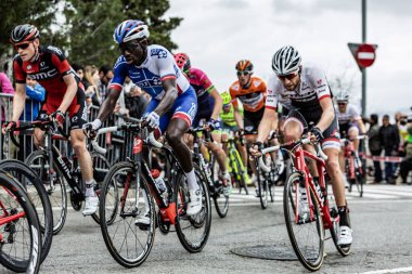 Barcelona, İspanya - 27 Mart 2016: FDJ Takımı 'ndan Fransız bisikletçi Kevin Rıza, Volta Ciclista a Catalunya sırasında pelotona' ya binerek Bracelona İspanya 'da Montjuic' in zirvesine doğru yola çıktı..