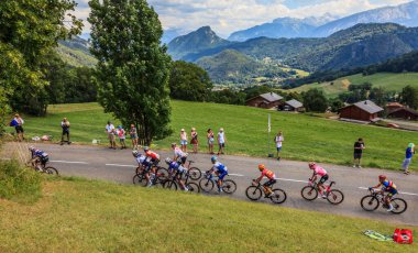 Dağınık, Fransa - 15 Temmuz 2023: Le Tour de France 2023 'ün 14. safhasında Col de la Ramazan yolunda tırmanan bir grup bisikletçinin görüntüsü.