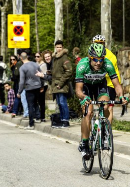 Barcelona, İspanya - 27 Mart 2016: Caja Kırsal-Seguros RGA takımının Katalan bisikletçileri, 27 Mart 2016 tarihinde Bracelona İspanya 'da Montjuic' in tepesinde Volta Ciclista Catalunya 'da bisiklet sürerken görülüyor.. 