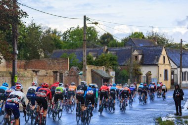 Blevy, Fransa - 27 Eylül 2024 Tour Eure-et-Loir 'in 2024 sayısında Blevy' de yağmurda giden pelotonun arka görüntüsü.