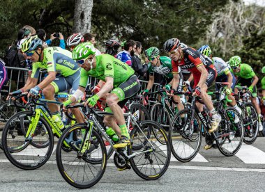 Barcelona, İspanya - March27, 2016: Peloton Volta Ciclista sırasında Bracelona İspanya, Montjuic zirvesine giden yolda bir Catalunya 27 Mart 2016 üzerinde sürme..