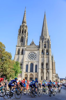  Chartres, Fransa - 08 Ekim 2023: Paris-Tours 2023 yol bisikleti yarışı sırasında Chartres Katedrali önünde peloton gezisi. 