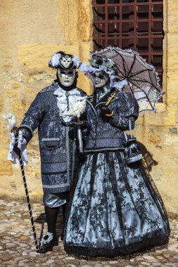 Annecy, Fransa - 16 Mart 2014: Fransa 'nın Annecy kentinde düzenlenen Venedik Karnavalı sırasında nefis kostümler giymiş kimliği belirsiz bir çiftin portresi. Bu yıllık kutlama, gerçek Venedik 'in güzelliğini ve geleneklerini yansıtıyor..