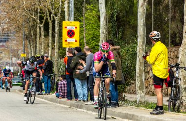 Barcelona, İspanya - March27, 2016: Peloton Volta Ciclista sırasında Bracelona İspanya, Montjuic zirvesine giden yolda bir Catalunya 27 Mart 2016 üzerinde sürme..