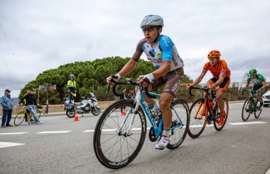 Barcelona, İspanya - 27 Mart 2016: Bracelona İspanya 'da Montjuic' in tepesine giden yolda Volta Ciclista a Catalunya sırasında bisiklet süren üç bisikletçiden oluşan bir grup, 27 Mart 2016.